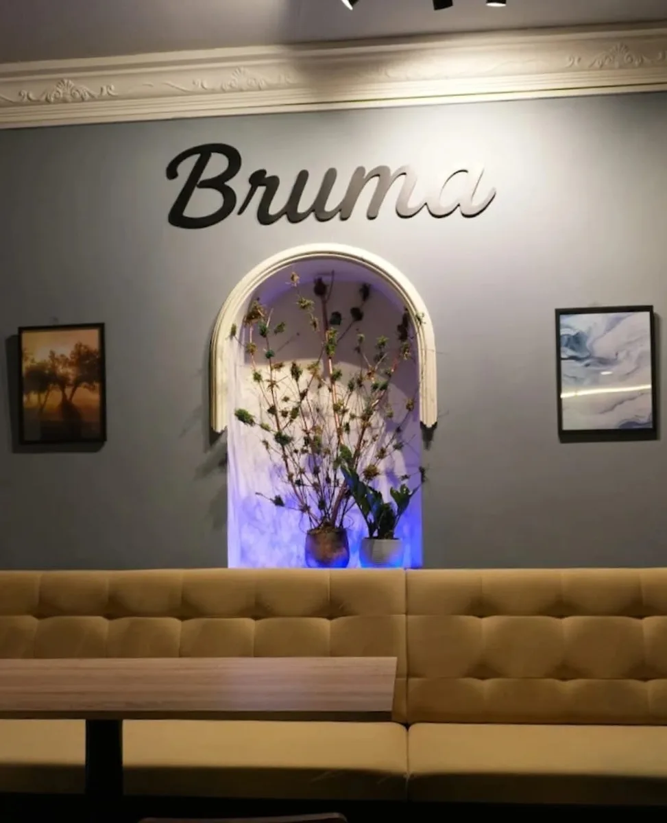 La sala de Bruma: el rótulo sobre el sofá corrido y la hornacina iluminada