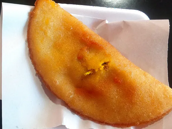 Empanadita venezolana frita, dorada y crujiente