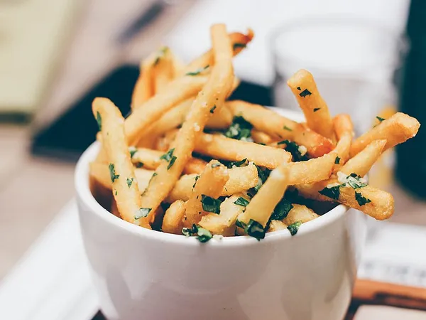 Patatas fritas con trufa y hierbas