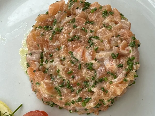Tartar de salmón con cebollino