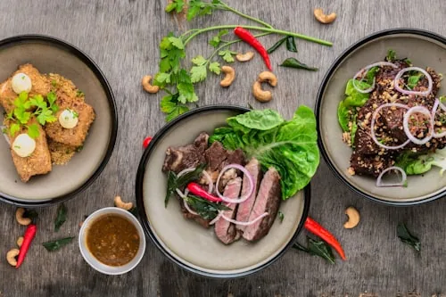 Plato de carne con guarnición