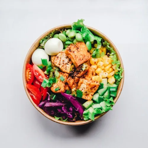 Ensalada fresca con ingredientes de temporada